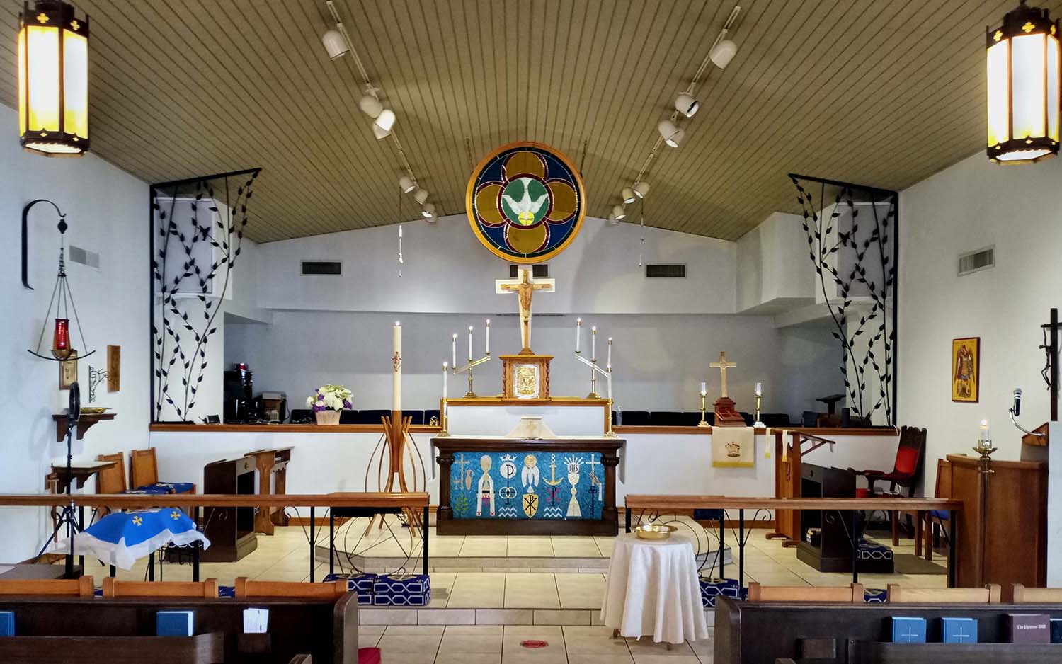 Interior of St Andrew's, Glendale